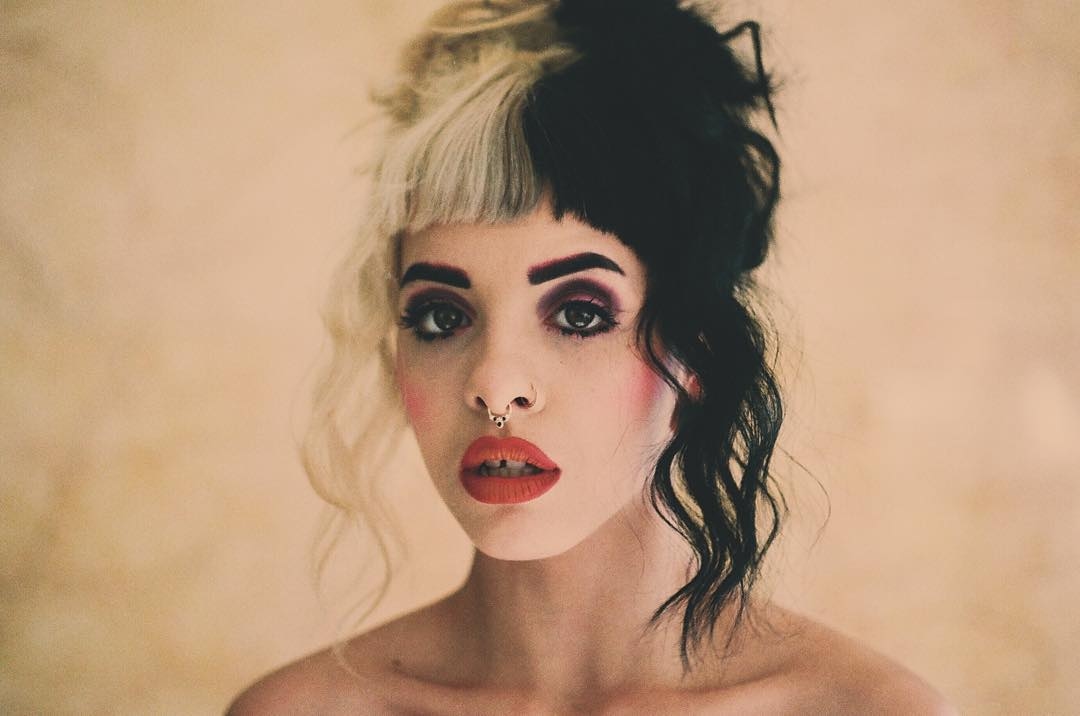 Em resposta às acusações de assédio, Melanie Martinez lança a inédita “Piggyback”