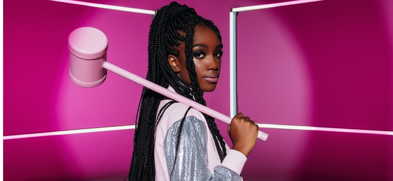 IZA lança seu primeiro álbum de estúdio com participações de Ivete Sangalo e Gloria Groove; ouça “Dona de Mim”!