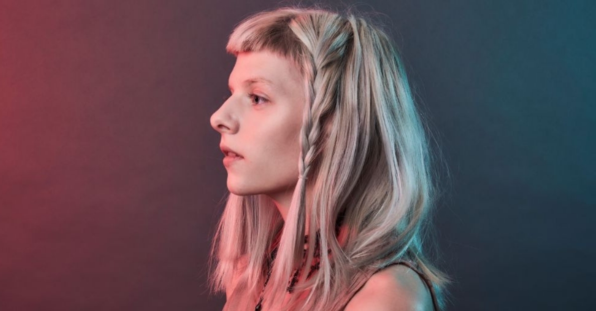 Aurora fala de amor em “Exist For Love”; assista o videoclipe!