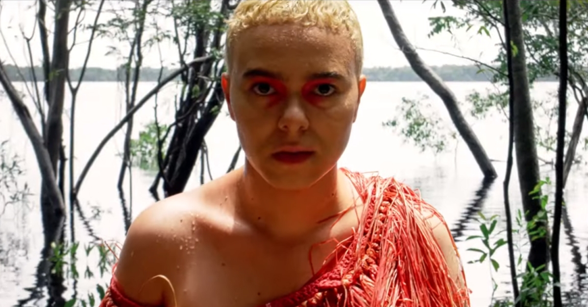 Após hiato de 4 anos, Maria Gadú lança “Mundo Líquido”, seu novo single com direito a clipe