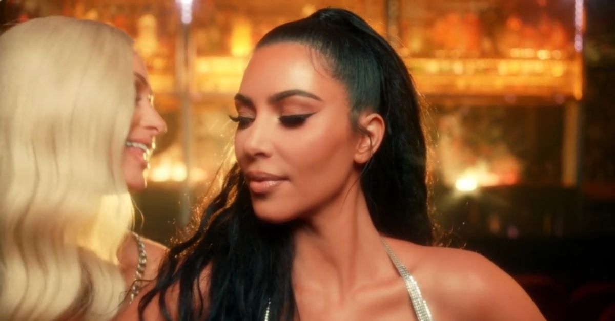 Paris Hilton lança clipe de “Best Friend’s Ass” com a participação de Kim Kardashian