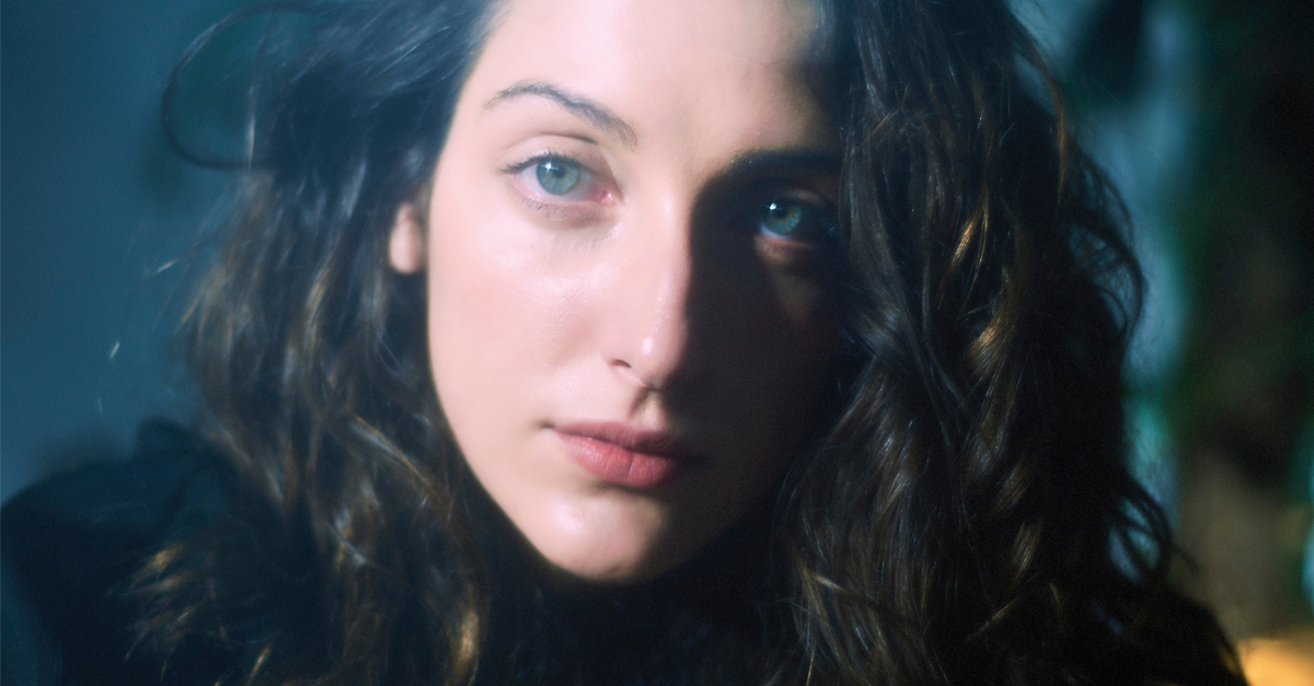 “Monomania” | Disco que lançou Clarice Falcão completa uma década