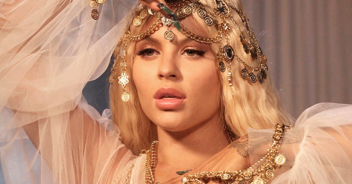 Luísa Sonza hipnotiza Gaab no clipe de “Fazendo Assim”; assista!