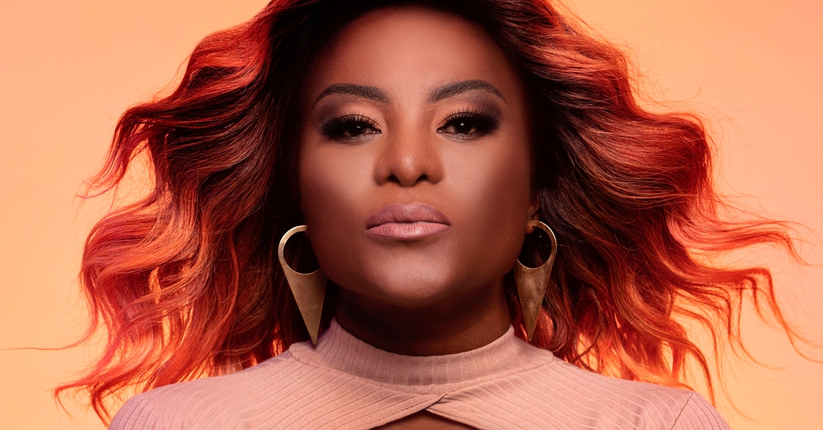 “Fogo” | Ex-integrante do Rouge, Karin Hils anuncia primeiro single solo