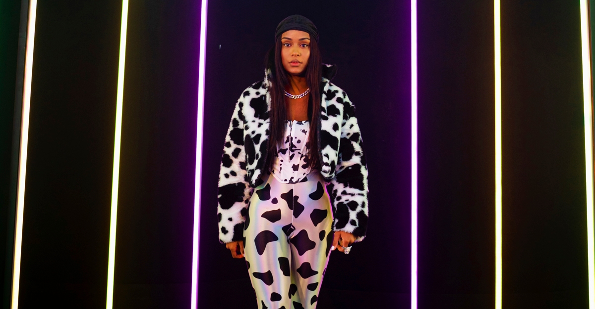 MC Rebecca coloca público para dançar com o single “Hitzão da Porra”; confira!