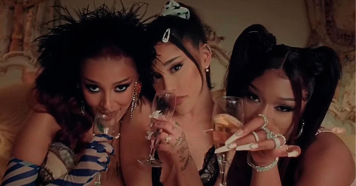 Ariana Grande, Doja Cat e Megan Thee Stallion se divertem muito no clipe de “34+35 (Remix)”; assista!