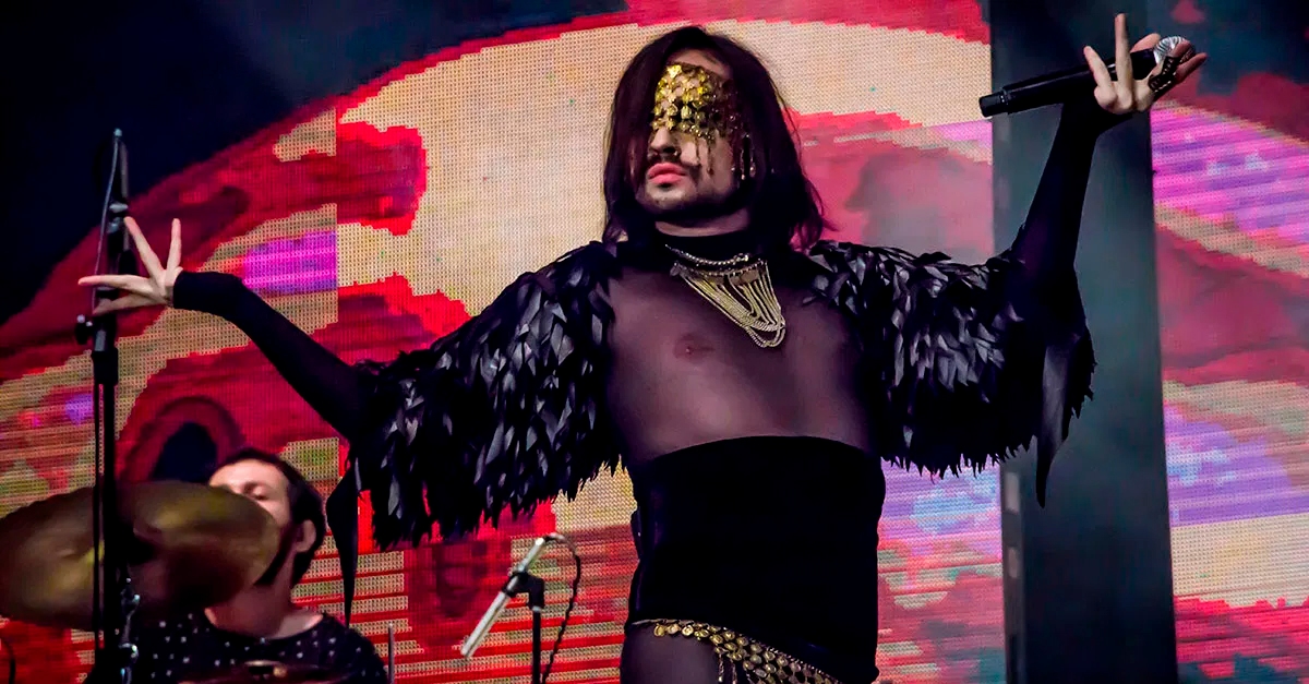 Johnny Hooker lança o DVD “Macumba Ao Vivo”