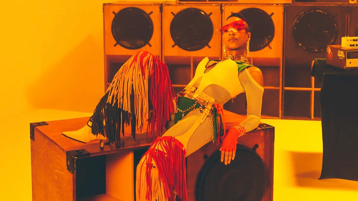 Karol Conká abre The Town 2025 com show dourado, participação do filho e tributo às mulheres do rap