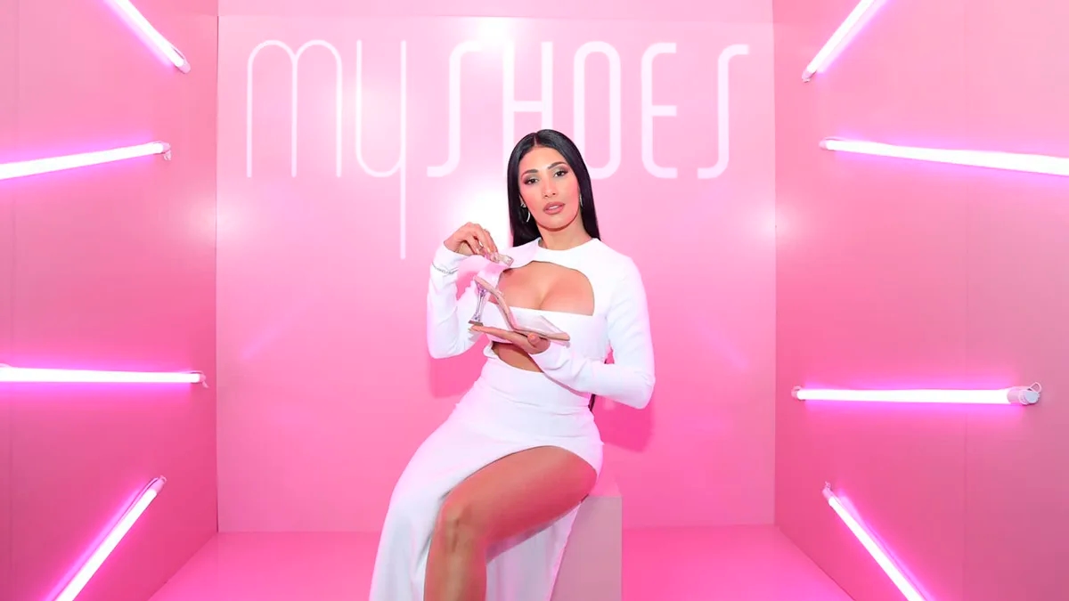 Simaria celebra lançamento de sapato e apresenta pocket show