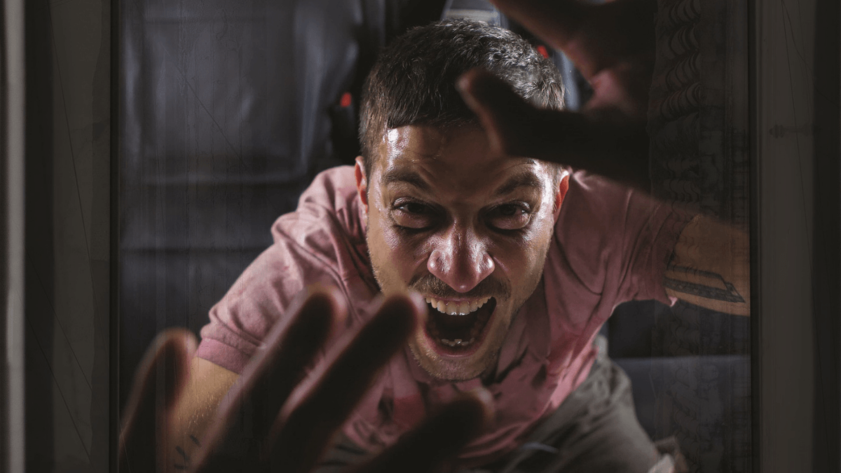 “A Jaula” | João Wainer comenta sobre violência presente em seu longa de ficção estrelado por Chay Suede e Alexandre Nero