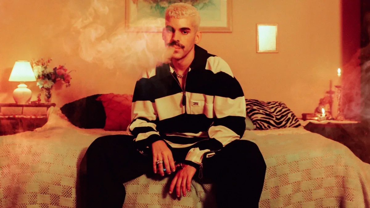 Mateus Carrilho lança “Tesãozinho” e aposta na mistura de pop, brega e funk para novo ciclo