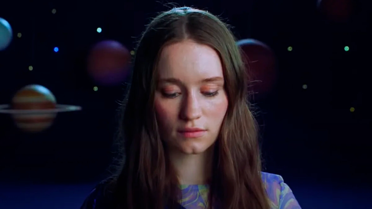Sigrid vai ao espaço no videoclipe de “It Gets Dark”; assista!