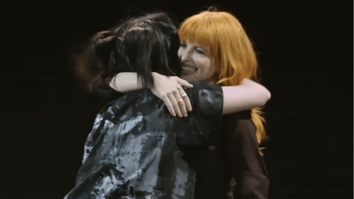 Billie Eilish surpreende público e canta duas músicas com Hayley Williams no Coachella; assista!