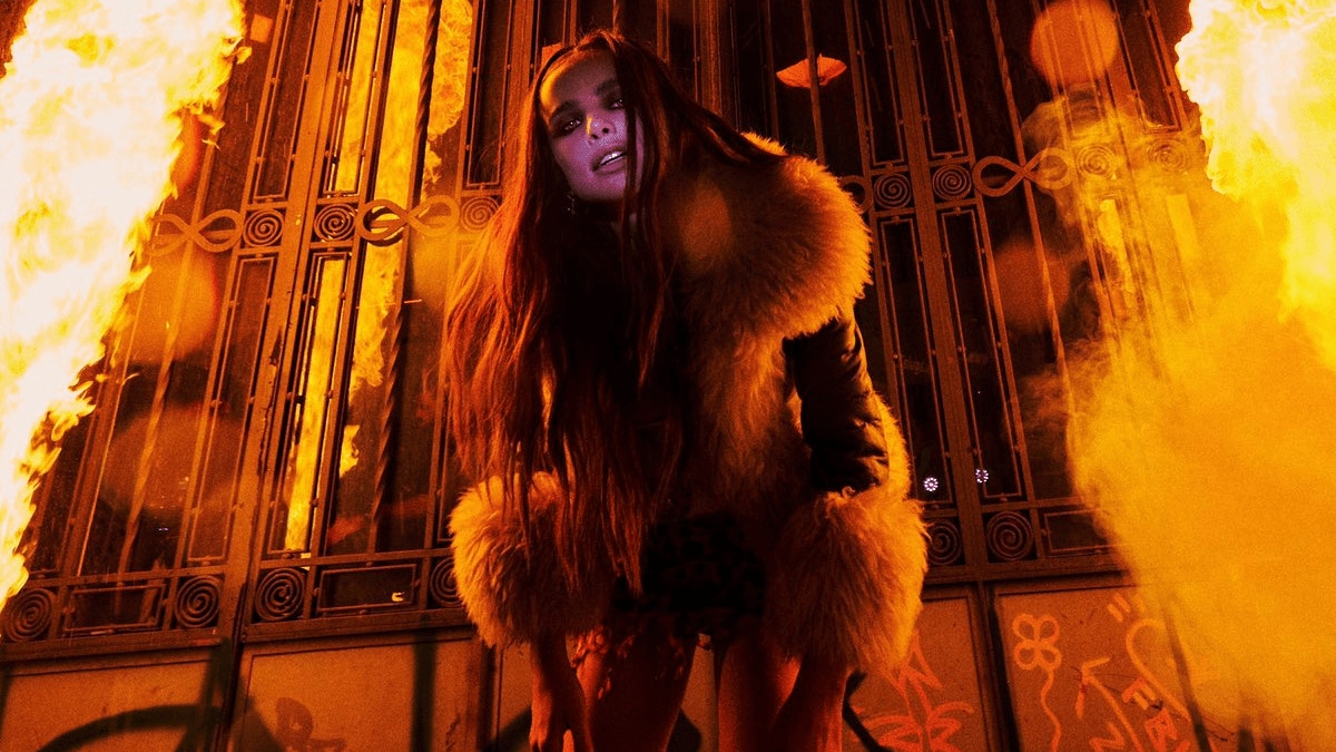 Letra: “FBI” – Giulia Be