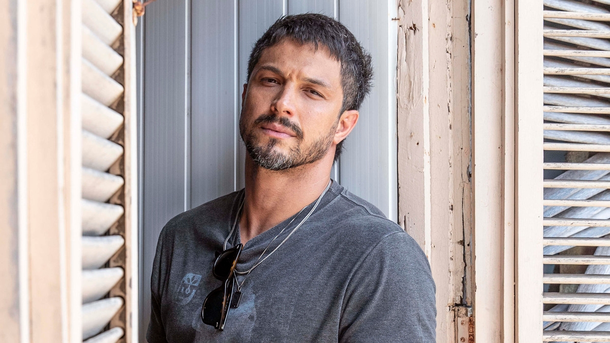 “Travessia”: Rômulo Estrela estreia em horário nobre como hacker misterioso