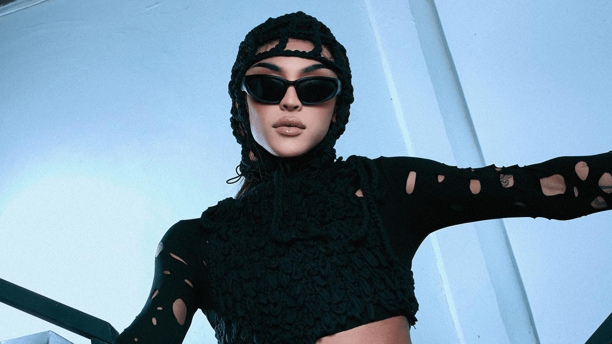 Pabllo Vittar e Mc Carol se encontram em uma festa no clipe de “Descontrolada”; assista!