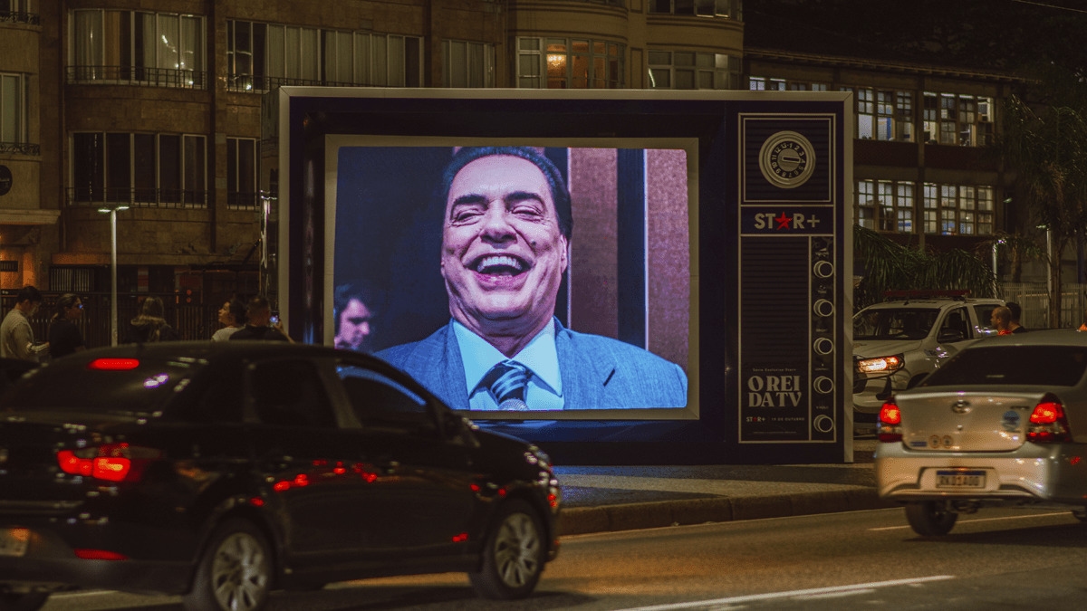 Star+ instala televisão gigante no Rio de Janeiro para promover série inspirada em Silvio Santos