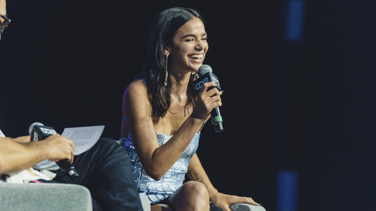 Bruna Marquezine e Xolo Maridueña aparecem de surpresa na CCXP22 e contam detalhes sobre “Besouro Azul”