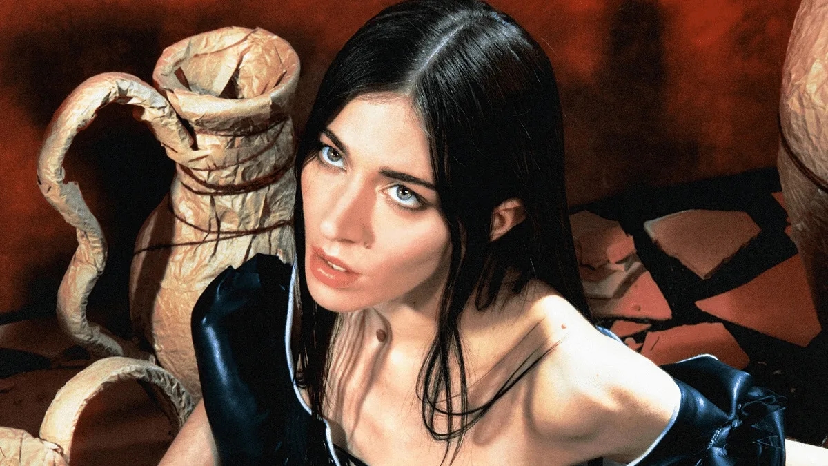 Caroline Polachek revela videoclipe de “Smoke”