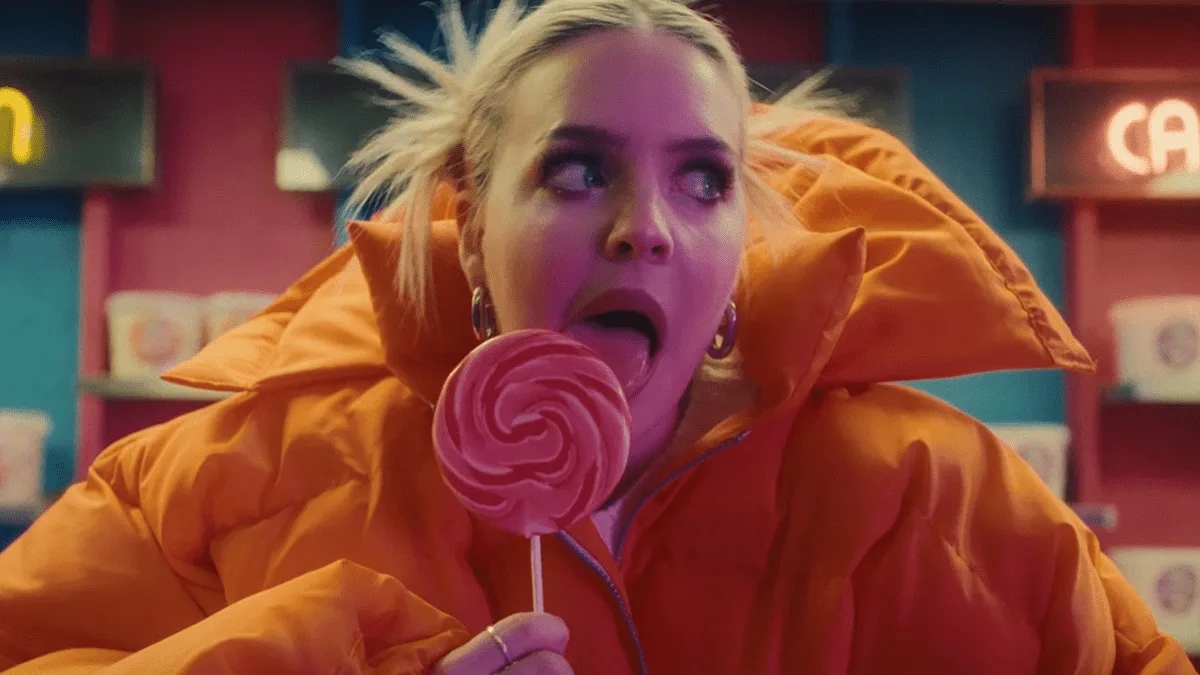 Anne-Marie curte parque de diversões sozinha no clipe de “SAD B!TCH”