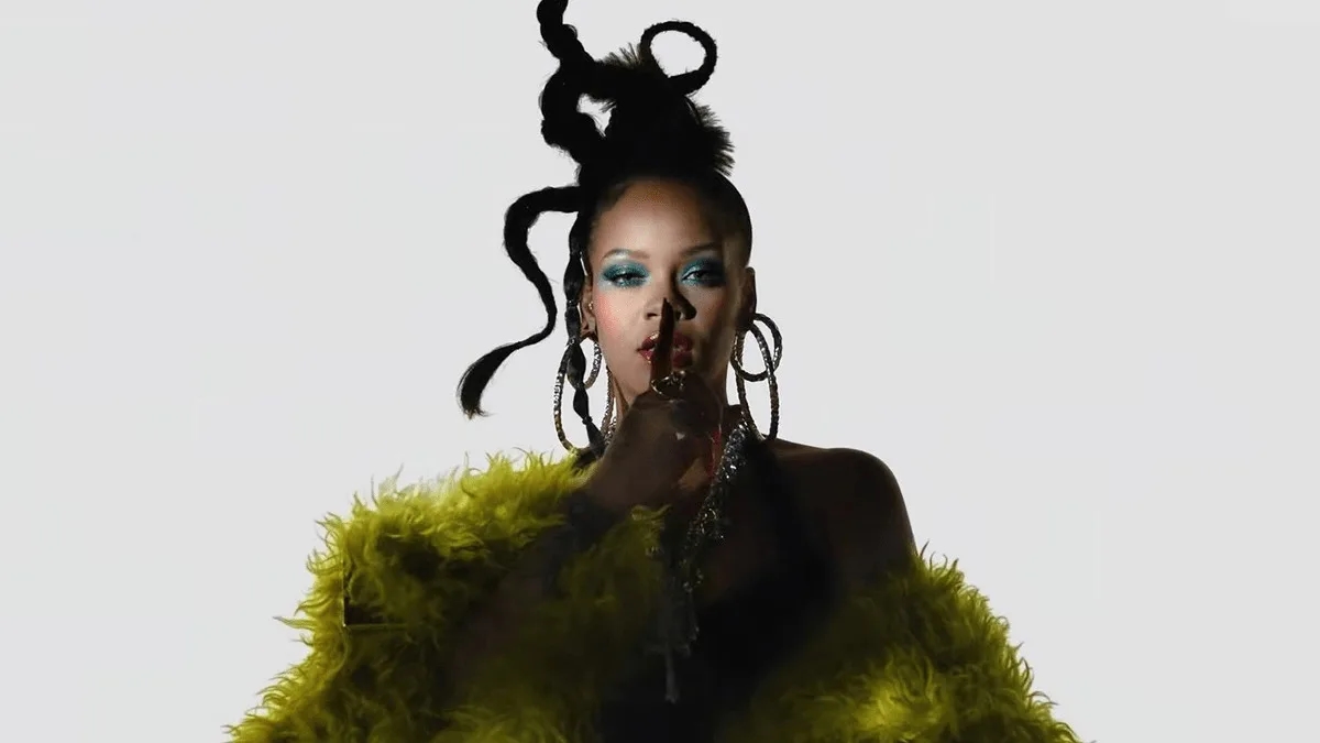 Rihanna apresenta Halftime Show e internautas questionam possível gravidez