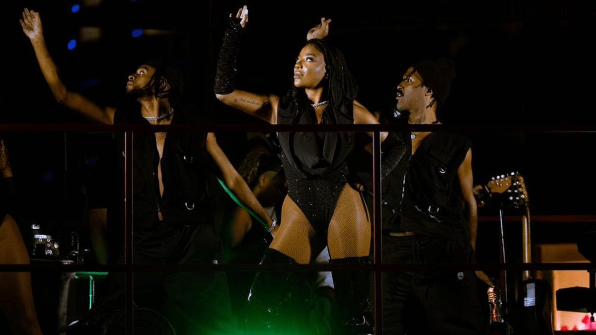 Ludmilla apresenta show surpresa a convite da Budweiser