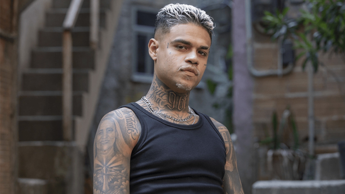 MC Cabelinho lança coleção de óculos escuros