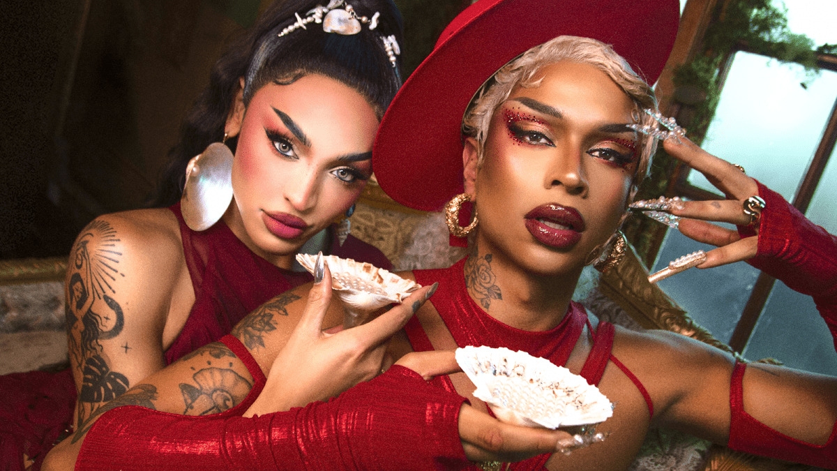 Lia Clark e Pabllo Vittar lançam videoclipe de “Sereia”