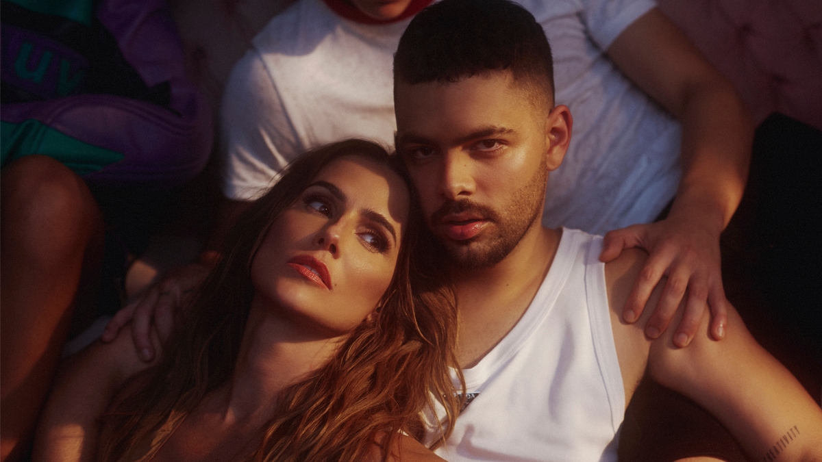 Pedro Sampaio e Deborah Secco esquentam o clima no clipe de “POCPOC”