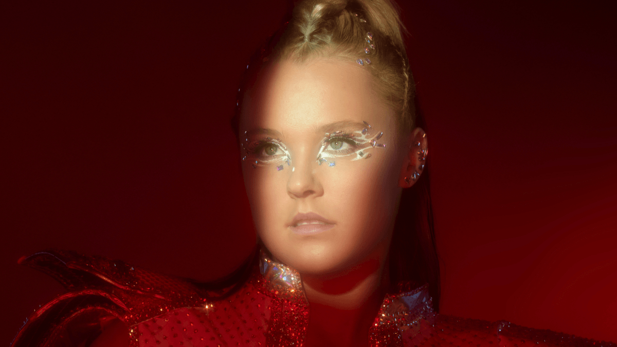 JoJo Siwa arrasa na coreografia no clipe de “Karma”