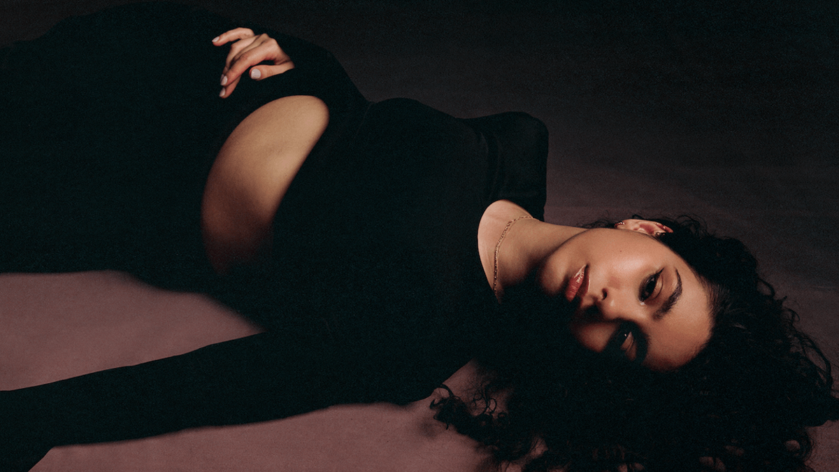 Alessia Cara retorna com o single “Dead Man”