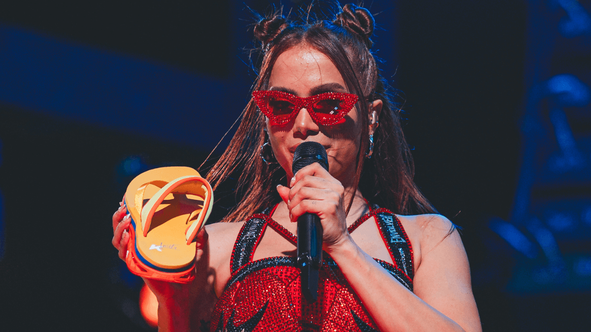 Anitta e Kenner se inspiram no verão e folia para segundo drop de coleção; veja