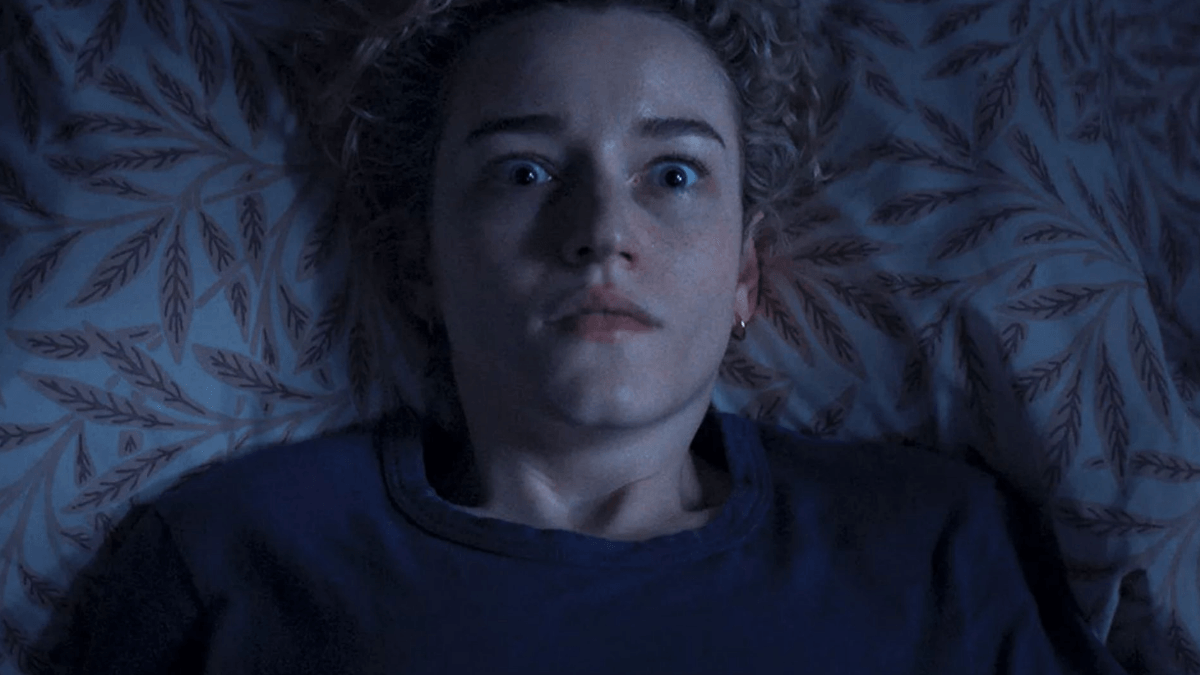“A Hora do Mal“, terror estrelado por Julia Garner, ganha trailer aterrorizante