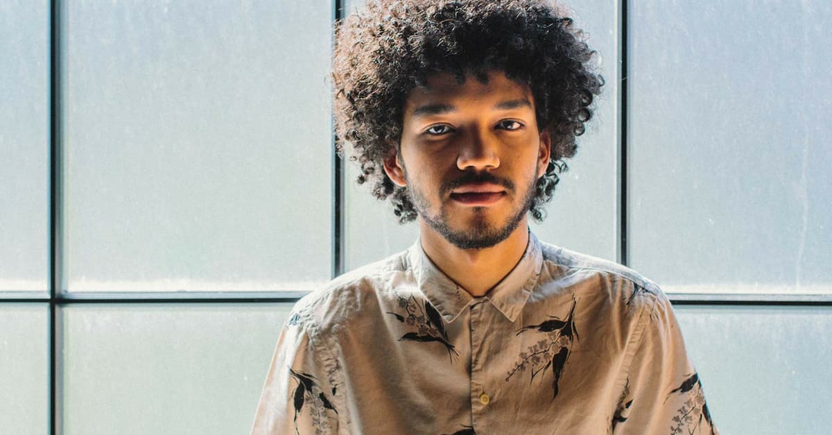 Justice Smith interpretará protagonista da adaptação cinematográfica de “Por Lugares Incríveis”