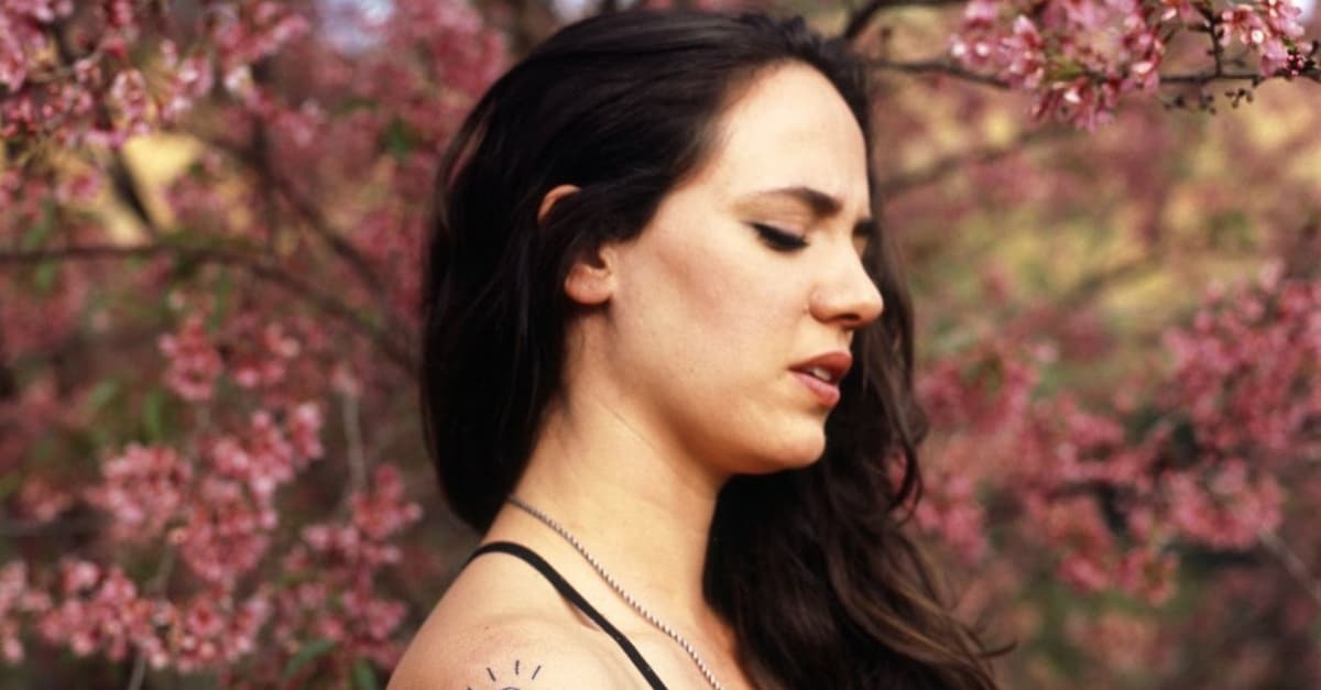 Gravado em Nova York, Tiê lança clipe para “Torrada e Café”. Assista!