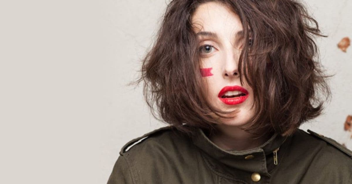 Clarice Falcão fala sobre ex-amor em “Mal Pra Saúde” e aposta na batida eletrônica