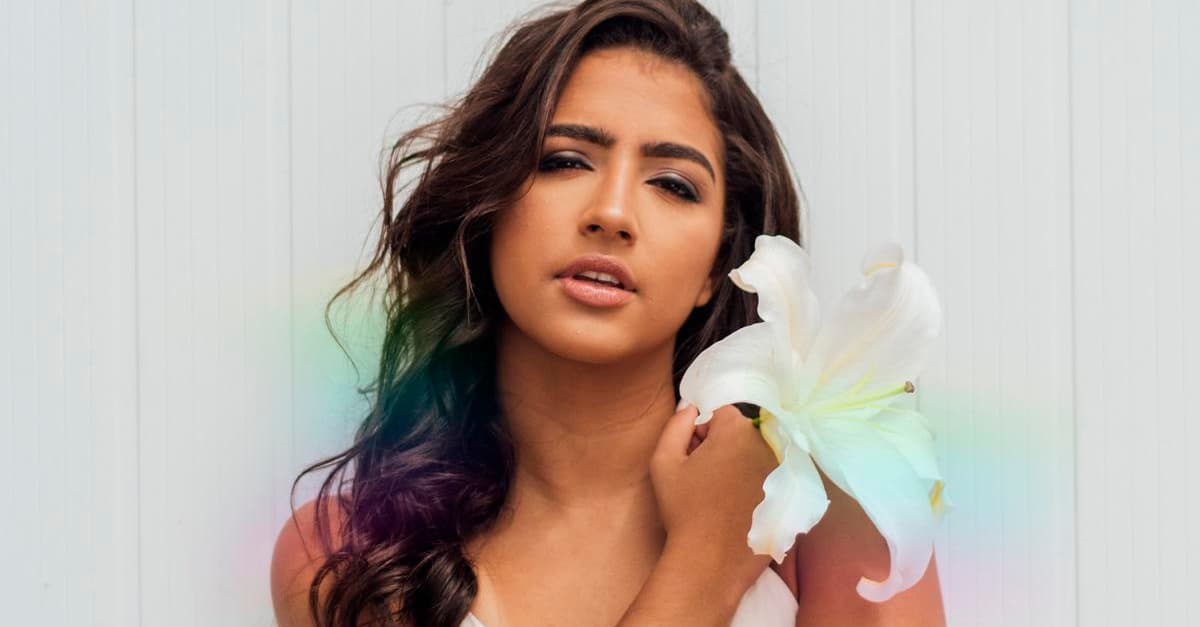 Julia Joia divulga versão acústica de “Íris” em parceria com Bárbara Dias