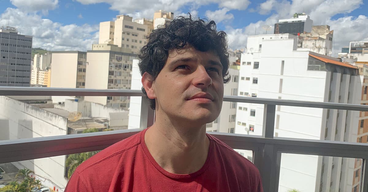 Nathan Itaborahy apresenta primeiro álbum, “Sentado no Céu”; ouça