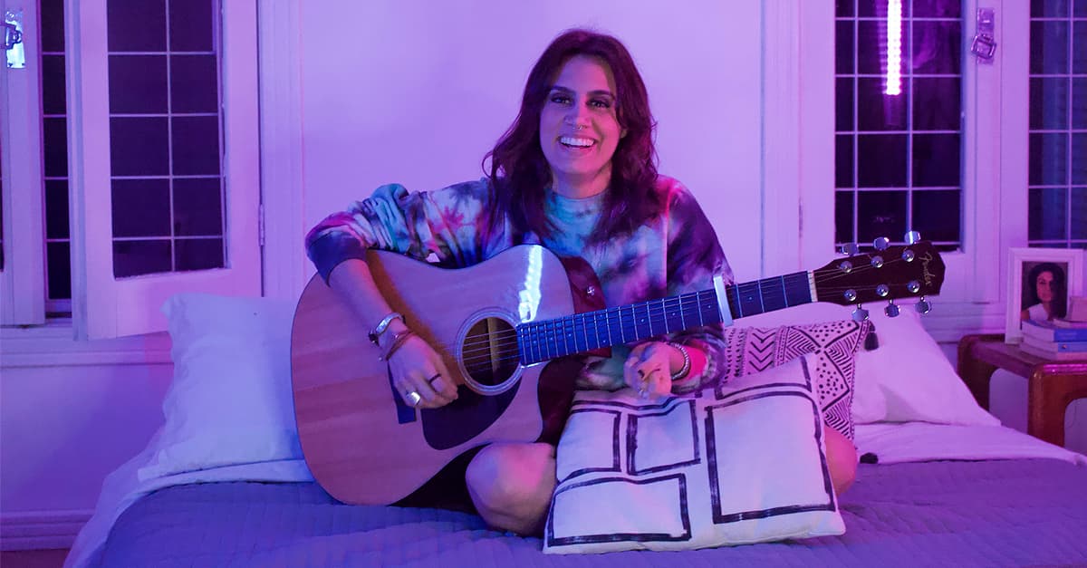 Thícia lança “Me Diz” acompanhada de videoclipe