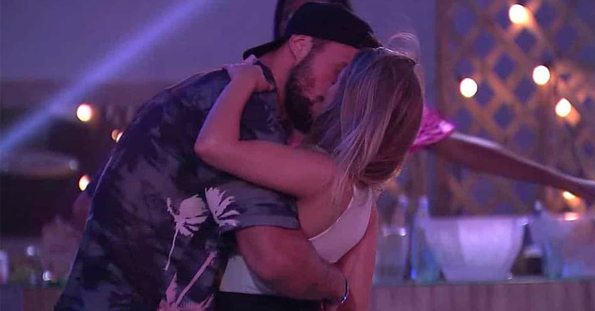 BBB21 | Carla Diaz e Arthur finalmente se beijam em Festa do Líder