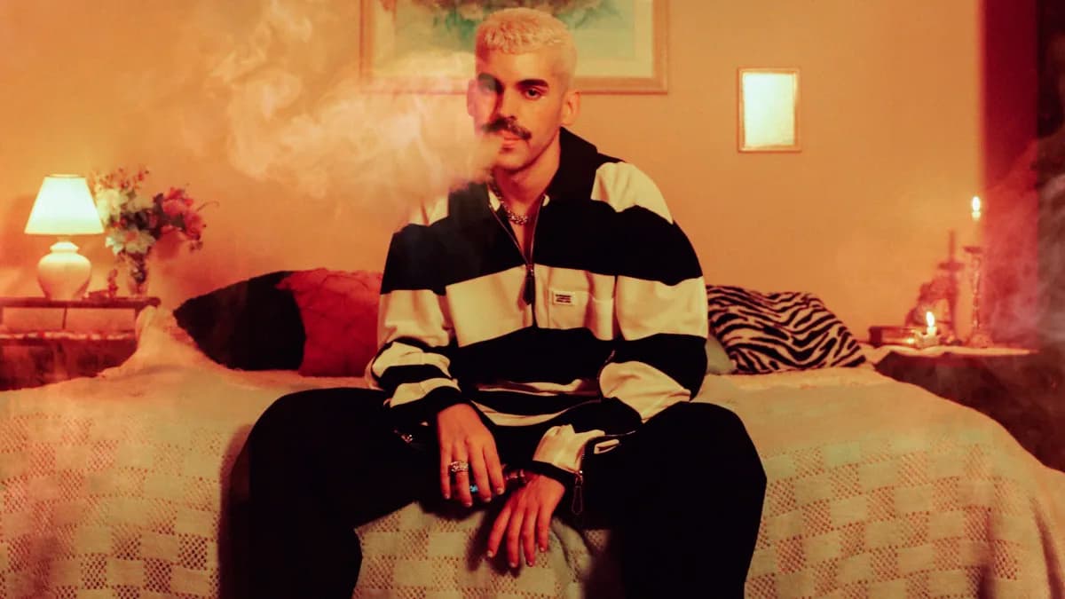 Entrevista | Mateus Carrilho lança “Faz Fumaça” e comenta sobre produção do primeiro disco da carreira: “Durou muito tempo”