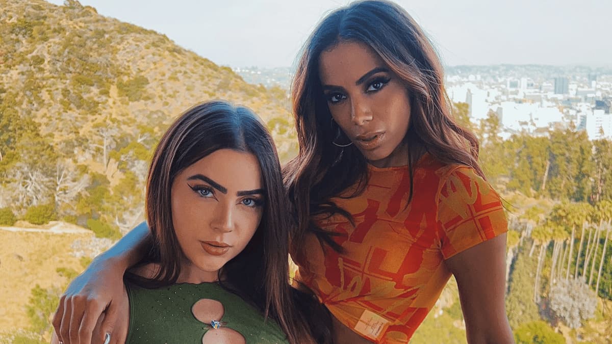 Anitta brinca com Jade Picon em video ao som de “I’d Rather Have Sex”
