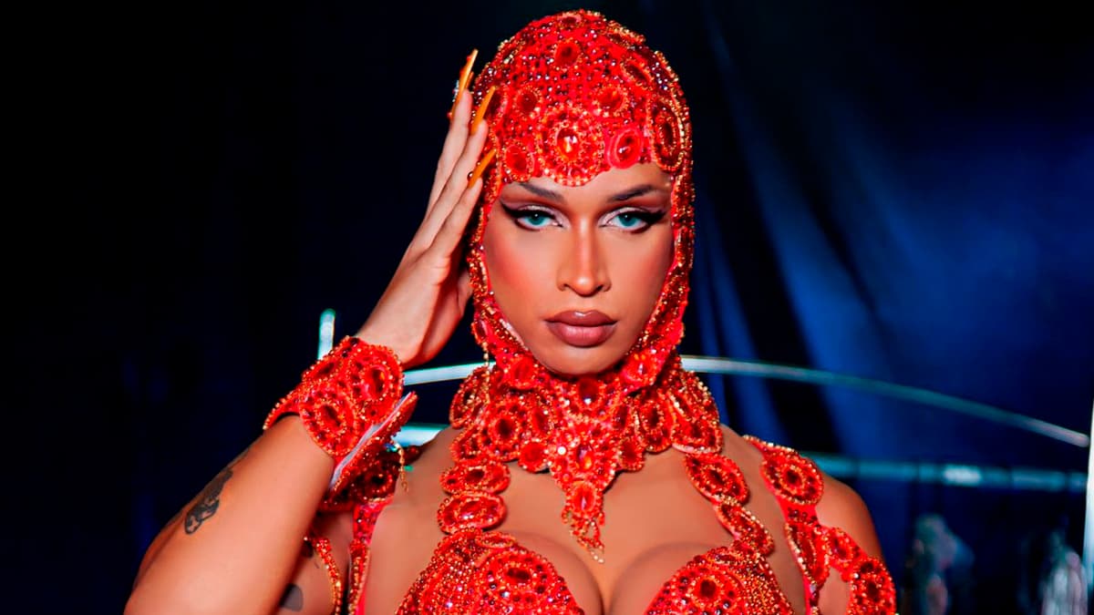 Lia Clark é a rainha do Carnaval no videoclipe de “VRAU”; assista!