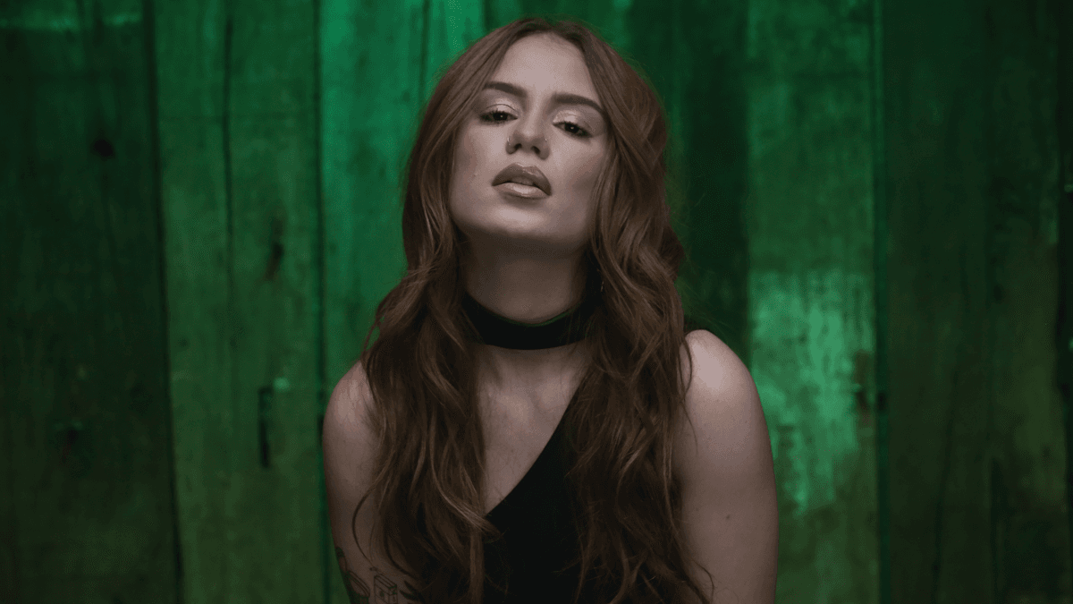 Carol Biazin apresenta versões ao vivo de “Brinca Com A…” e “Garota Infernal” no VEVO Studio Performance