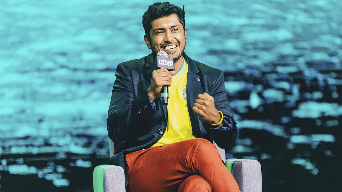 Tenoch Huerta encanta público da CCXP22 e comenta sobre representatividade em Hollywood