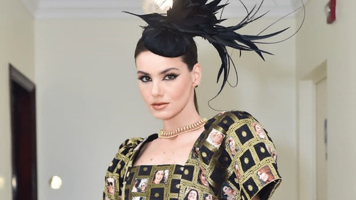 Camila Queiroz homenageia mulheres reais no Carnaval com look para o Baile da Vogue