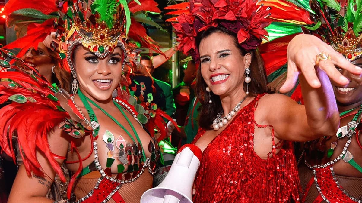 Narcisa recebe convidados para baile de Carnaval no Fairmont Rio