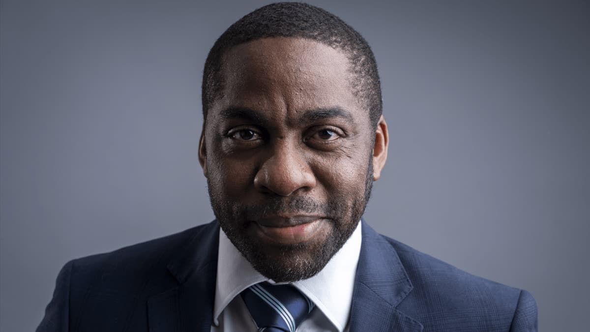 Lázaro Ramos é anunciado como Mário Fofoca no remake de “Elas Por Elas”