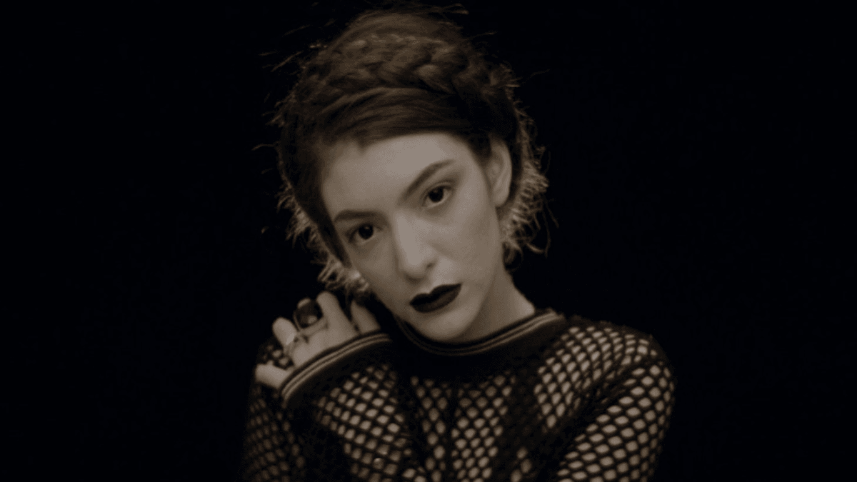 “Pure Heroine”: Há 10 anos Lorde repaginava a música pop com álbum de estreia; relembre!