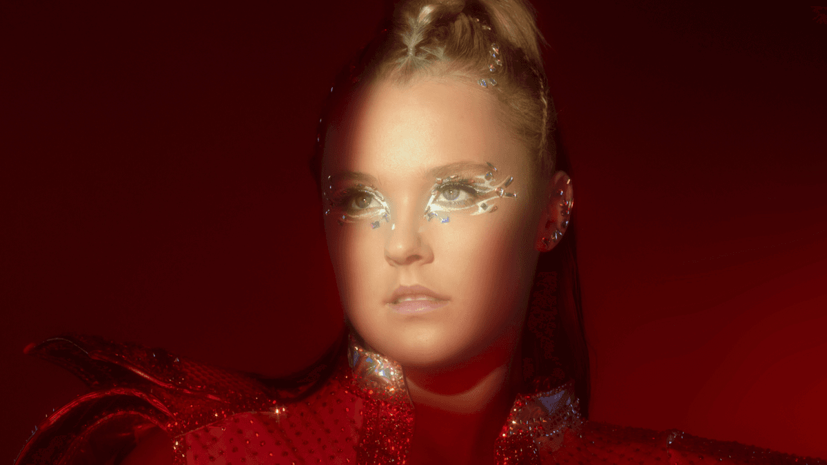 JoJo Siwa arrasa na coreografia no clipe de “Karma”